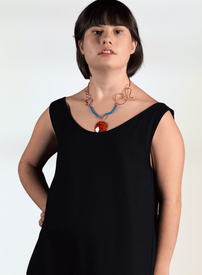 Modelo Andrea usando collar del proyecto Joyita